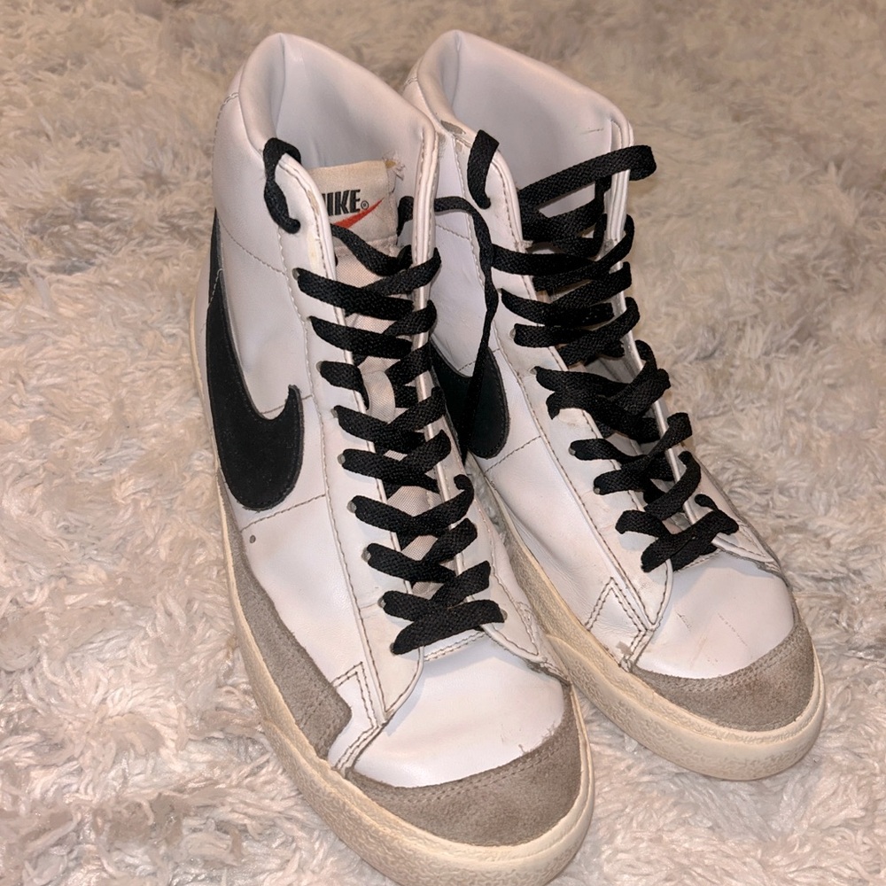 Nike Blazers Mid ‘77 Black laces